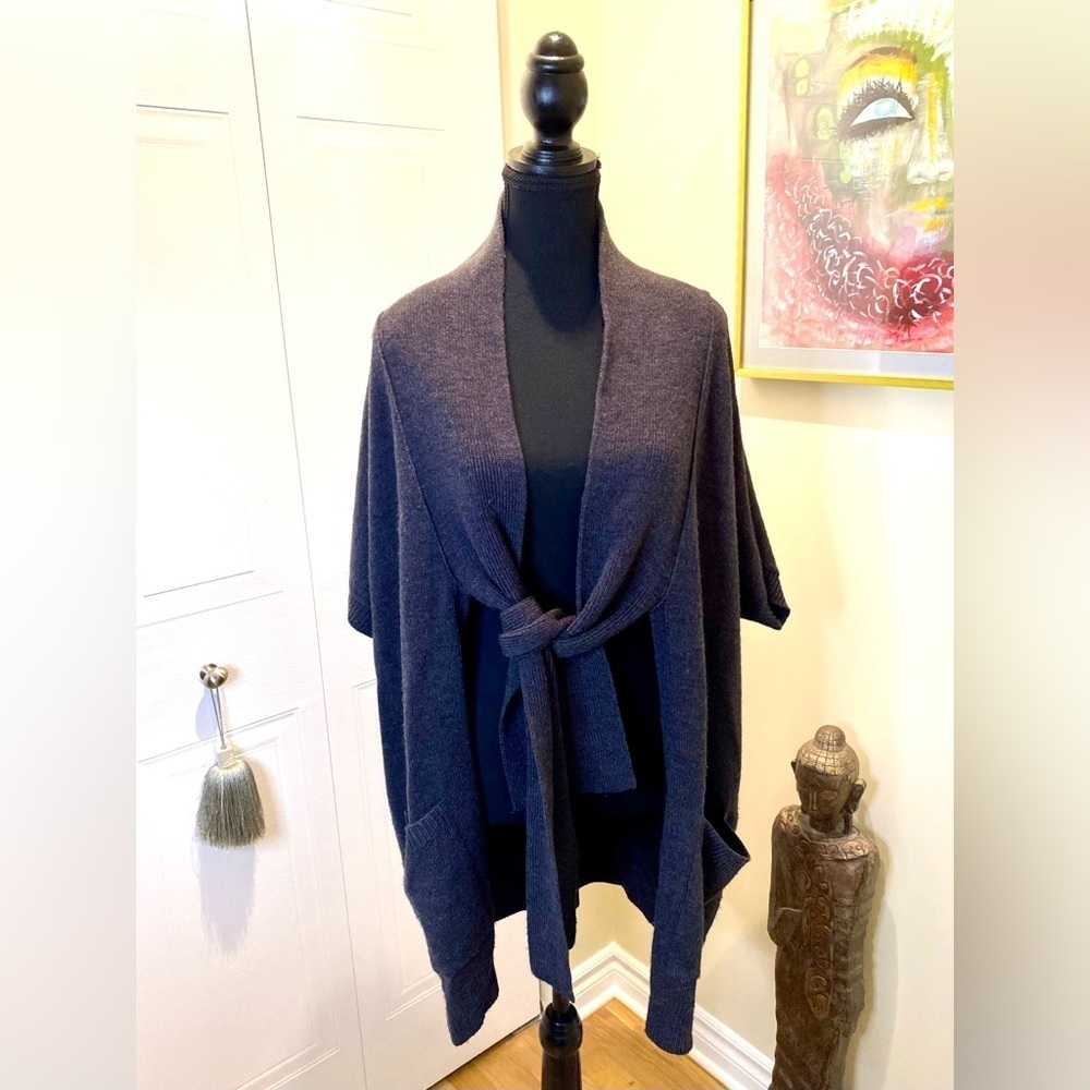 Dex dark grey knit cardi,  open front w/ties, short sleeve dolman cut, pockets🩶 - Picture 3 of 10